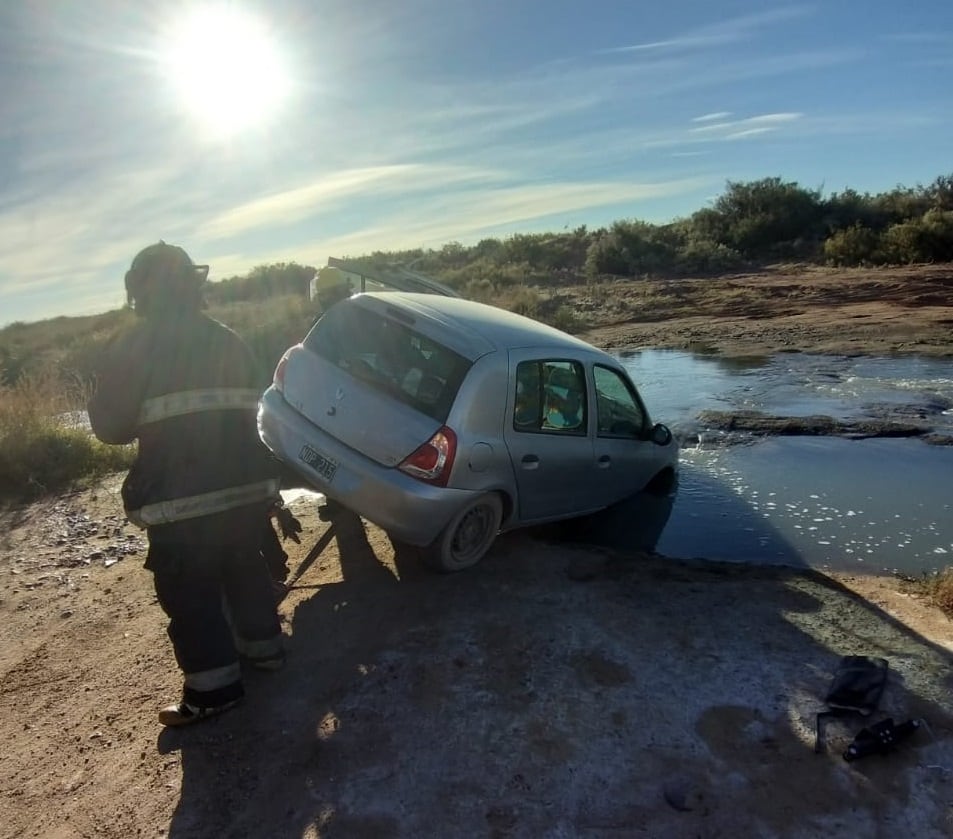 Una familia intentó esquivar un piquete en Neuquén y cayó a una laguna de aguas servidas