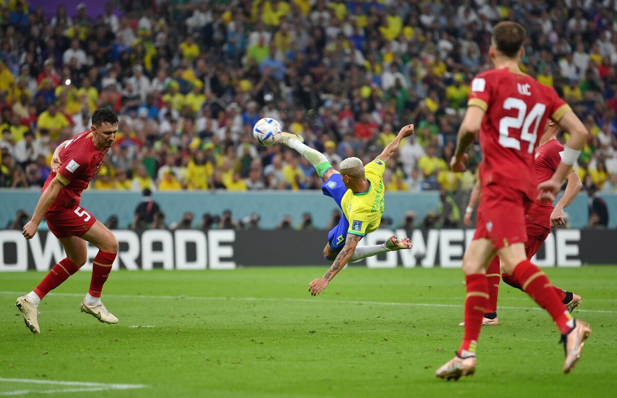 Brasil le ganó a Serbia en el debut con una increíble pirueta de Richarlison