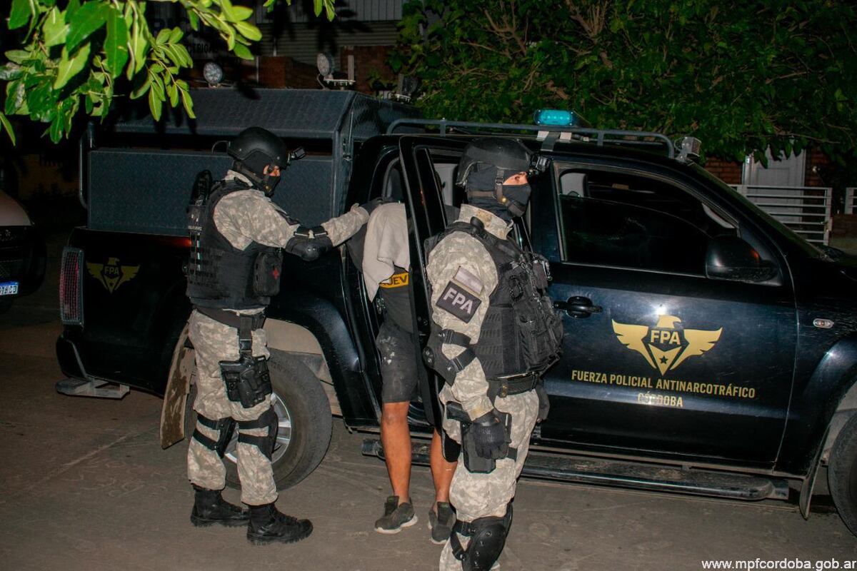 Insólito en General Lavalle: vio a la Policía y tiró la droga al techo del vecino