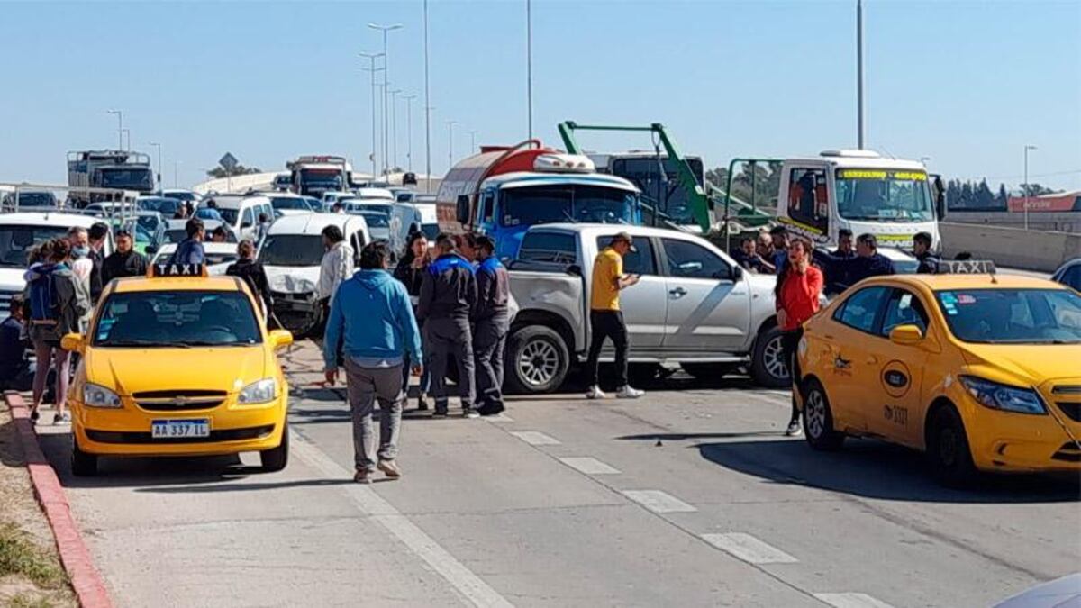 Córdoba: un camión quedó sin frenos y provocó el choque de 13 autos