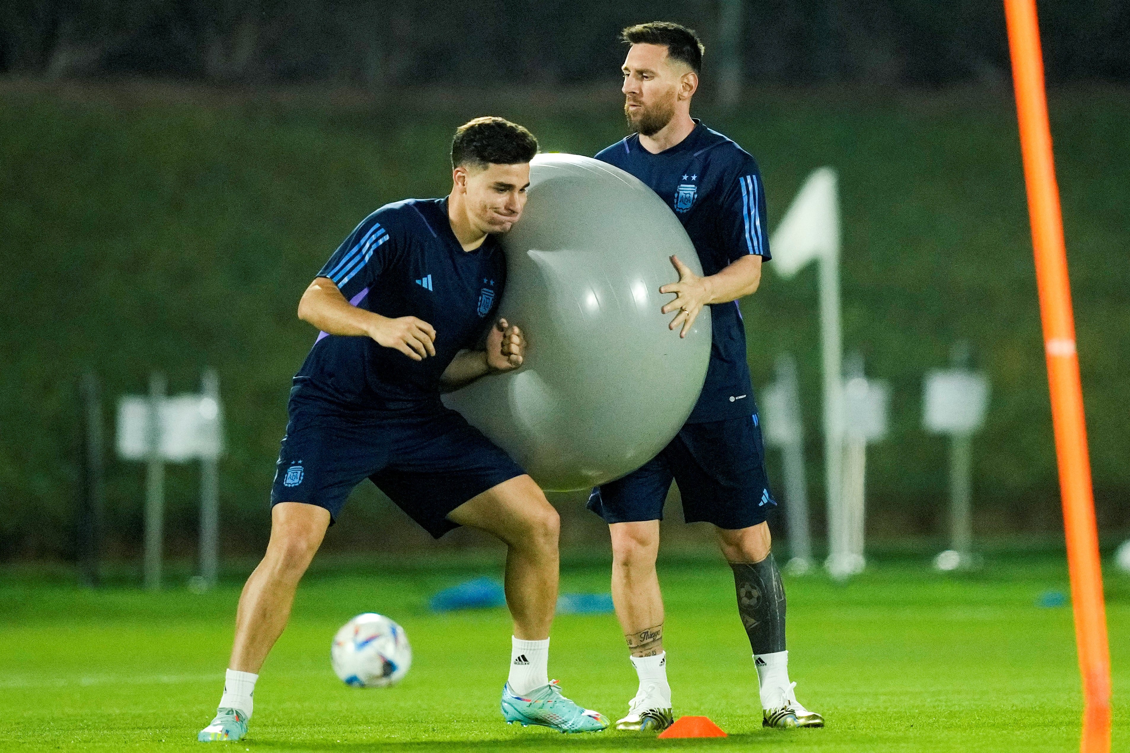 Julián Álvarez y Lionel Messi en uno de los entrenamientos de la selección argentina en el predio de la Universidad de Qatar, en Doha. (AP)