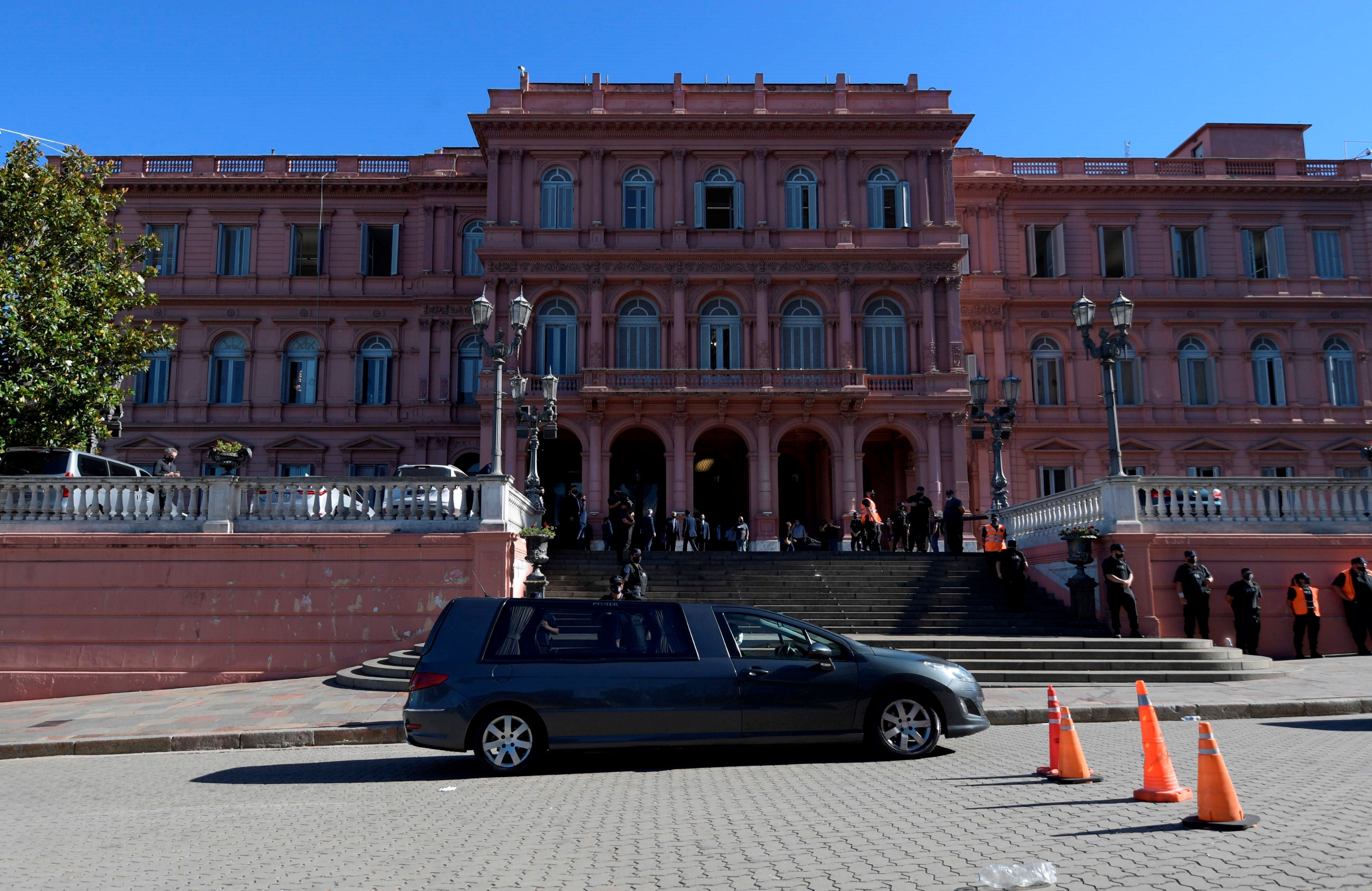 El velorio de Maradona terminó abruptamente tras los incidentes en Casa Rosada. Foto AFP.