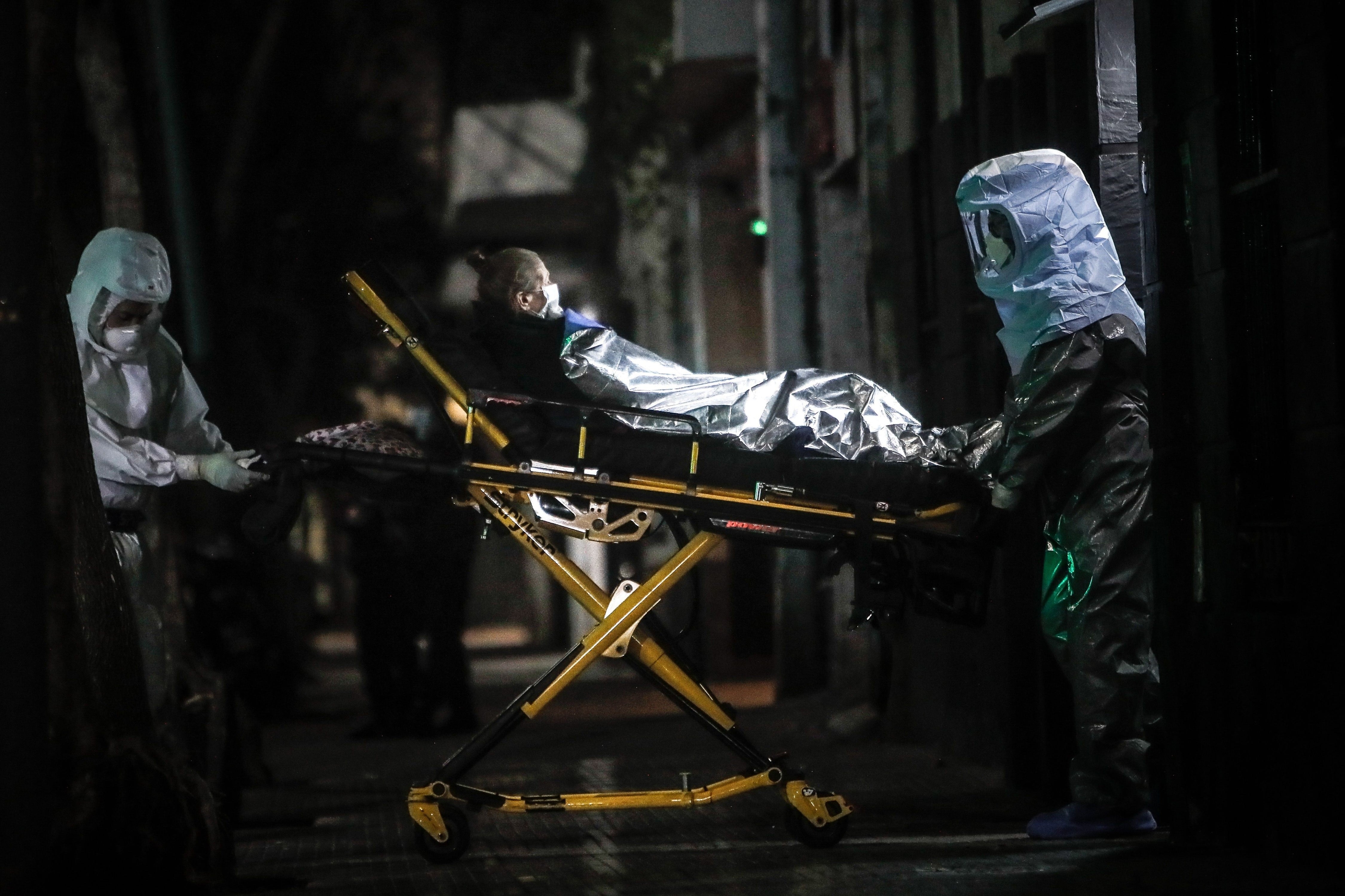 Médicos trasladan a un enfermo de coronavirus en Buenos Aires, Argentina. (EFE/Juan Ignacio Roncoroni)