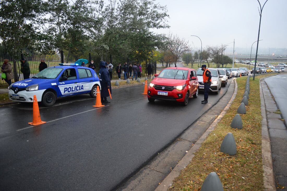 Centro de Convenciones Cordoba.  Largas filas de gente esperando su turno para la vacunación contra el Covid.  (Nicolás Bravo)