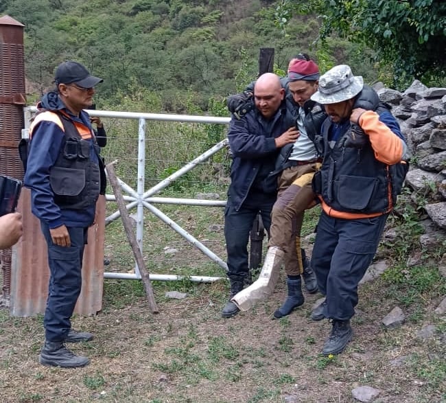 El caminante que sufrió una caída en el cerro Azul, al llegar a la base comando.