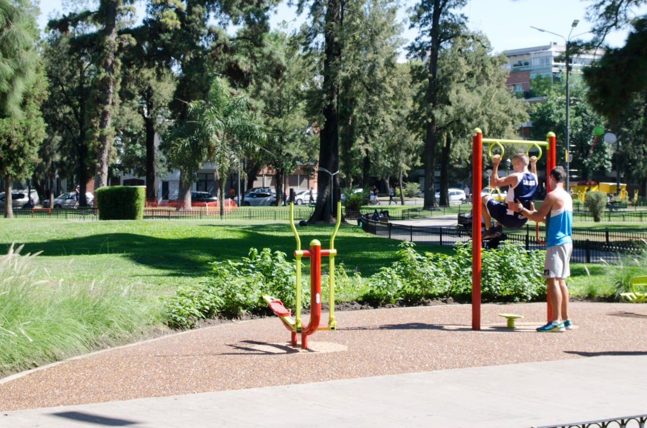 Postas aeróbicas en parques y plazas: furor entre los porteños que eligen hacer actividad física gratis y cuidados.