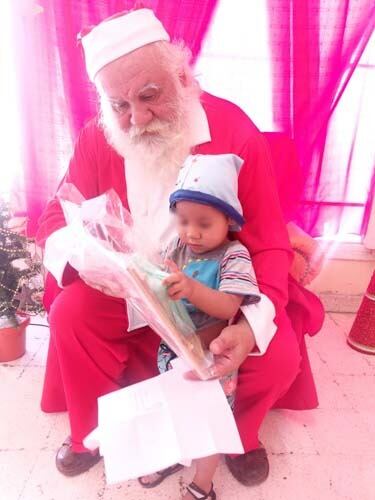 Papá Noel con hijos e hijas de presas.