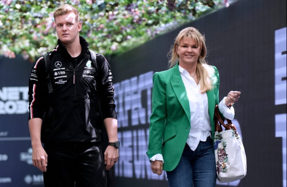 Mick Schumacher y Corinna Schumacher en el paddock de Fórmula 1.