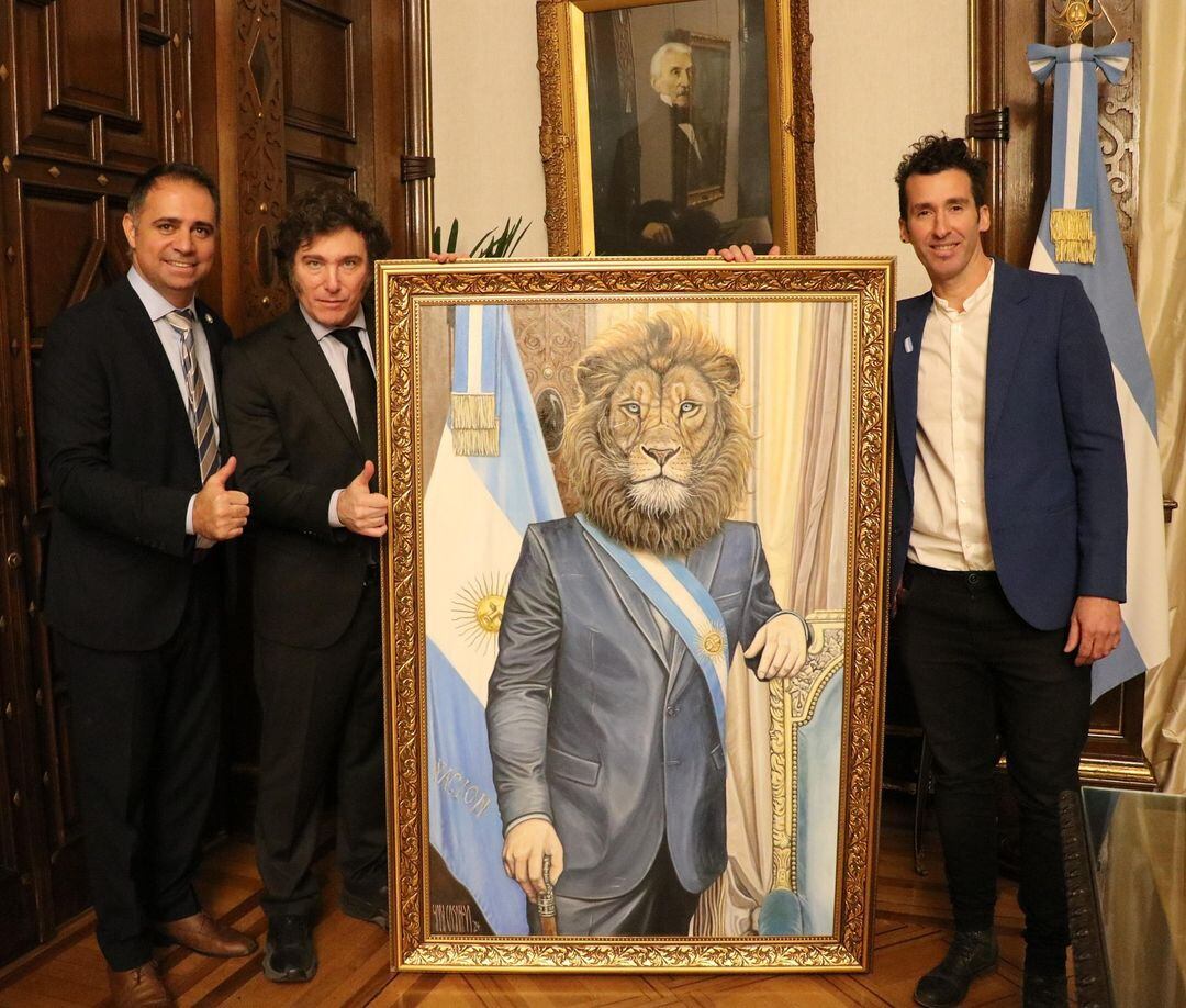 El Presidente Milei junto al Yari Casanova y Mauricio Davico intendente de Gualeguaychú.