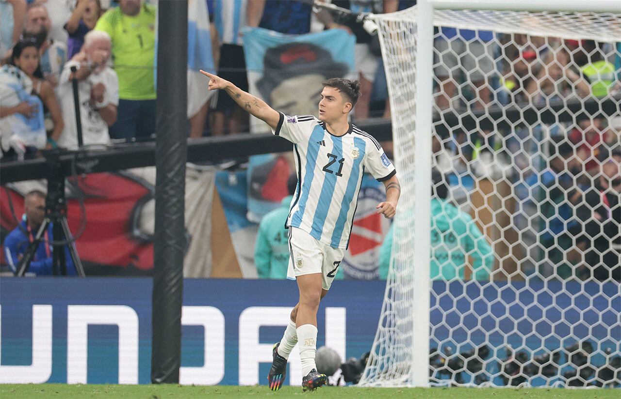 GR7042. LUSAIL (CATAR), 18/12/2022.- Paulo Dybala de Argentina celebra un gol de penalti hoy, en la final del Mundial de Fútbol Qatar 2022 entre Argentina y Francia en el estadio de Lusail (Catar). EFE/ Juan Ignacio Roncoroni
