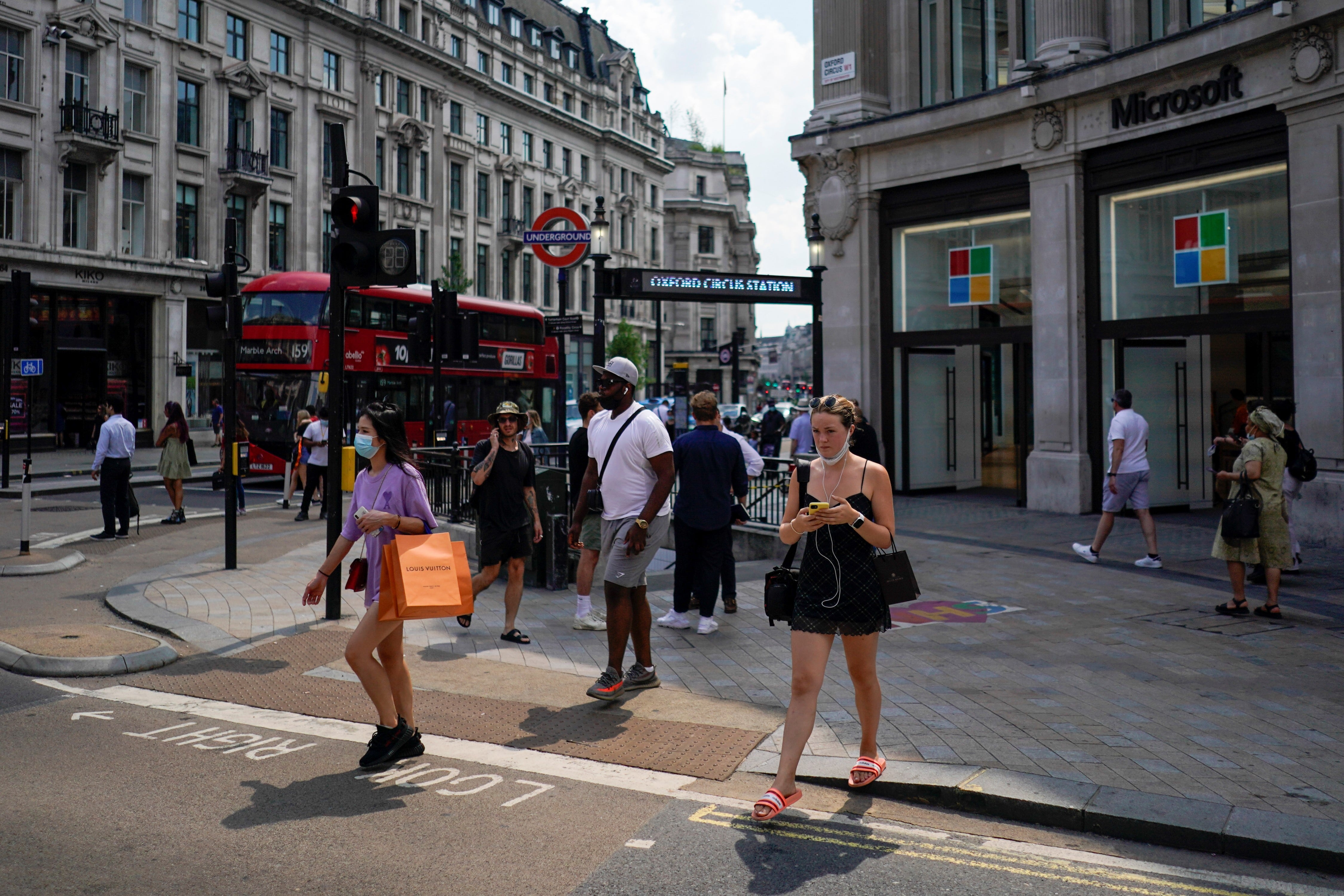 Inglaterra levantó todas las restricciones de la pandemia a pesar de un aumento en los contagios