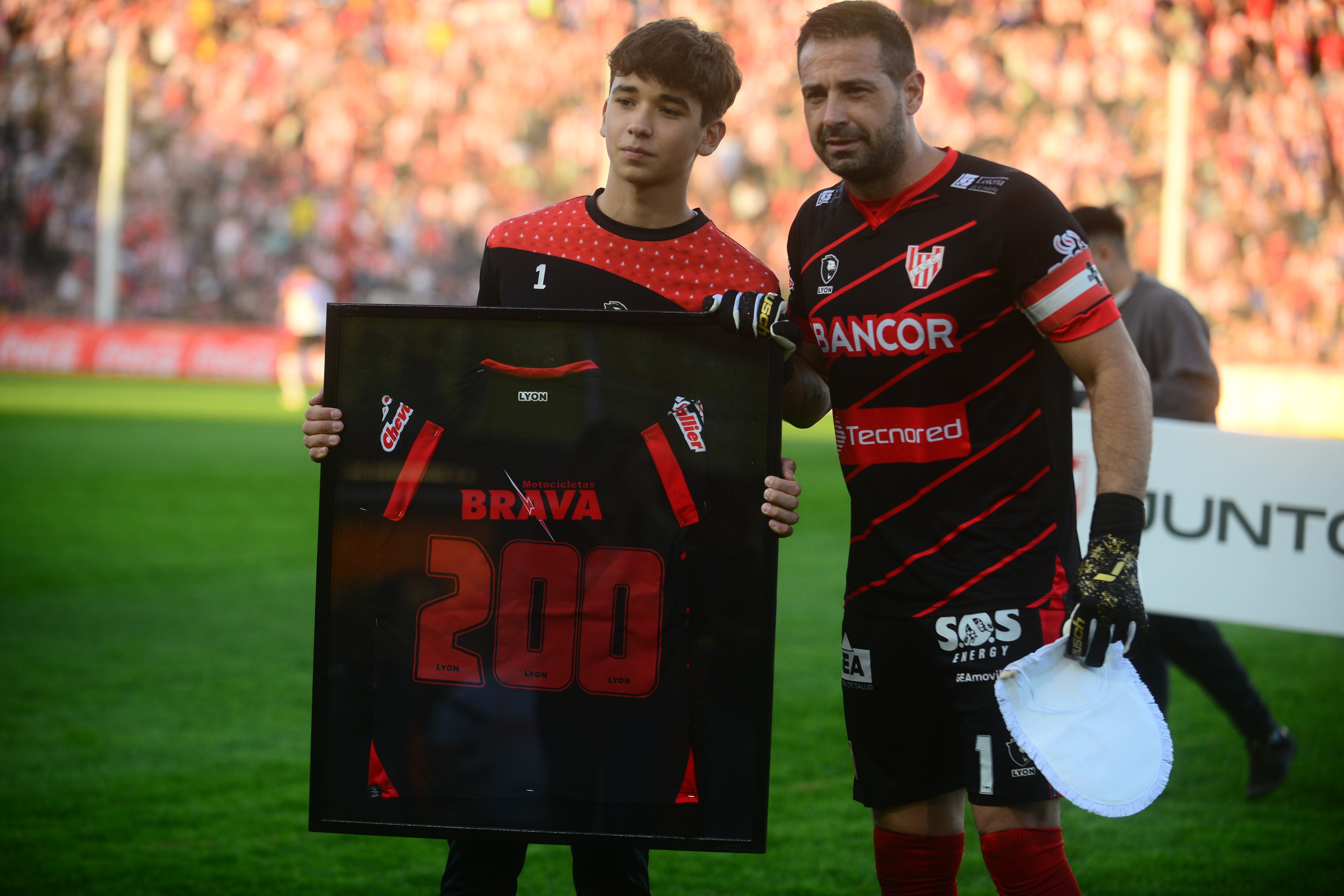 Jorge Carranza junto a su hijo Tomás, en el homenaje en Alta Córdoba (Fotografías de José Gabriel Hernández)