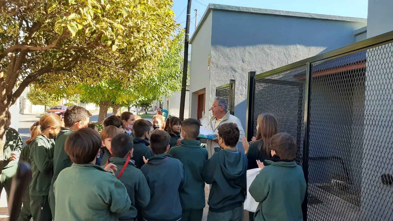 Alumnos del Jesús Adolescente sorprendieron a Veteranos de Malvinas con un desayuno