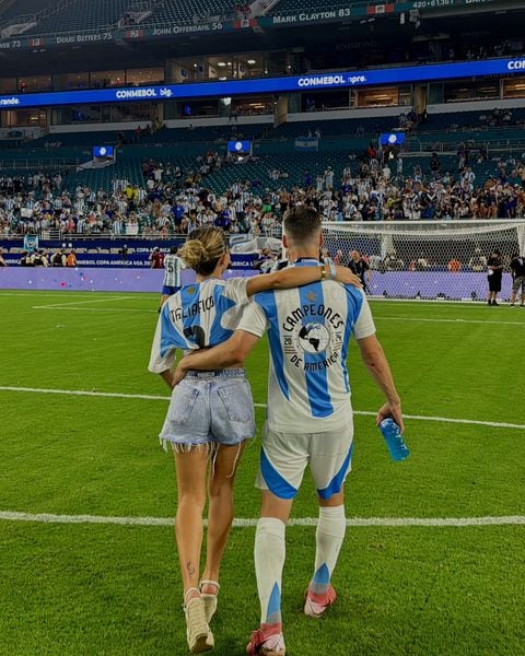 Caro Calvagni con los zapatos de taco chino en la final de la Copa América 2024