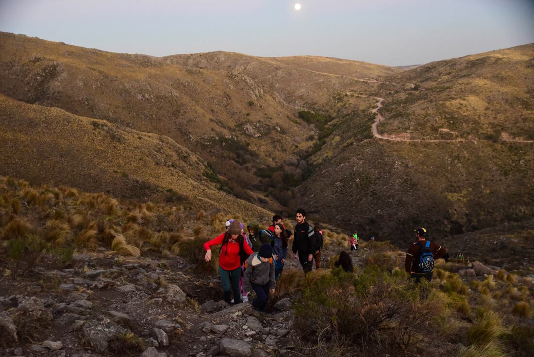 Una postal única. Eso fue lo que disfrutaron este viernes las 100 personas que subieron al cerro La Banderita al pie de la ciudad de La Falda. (La Voz)