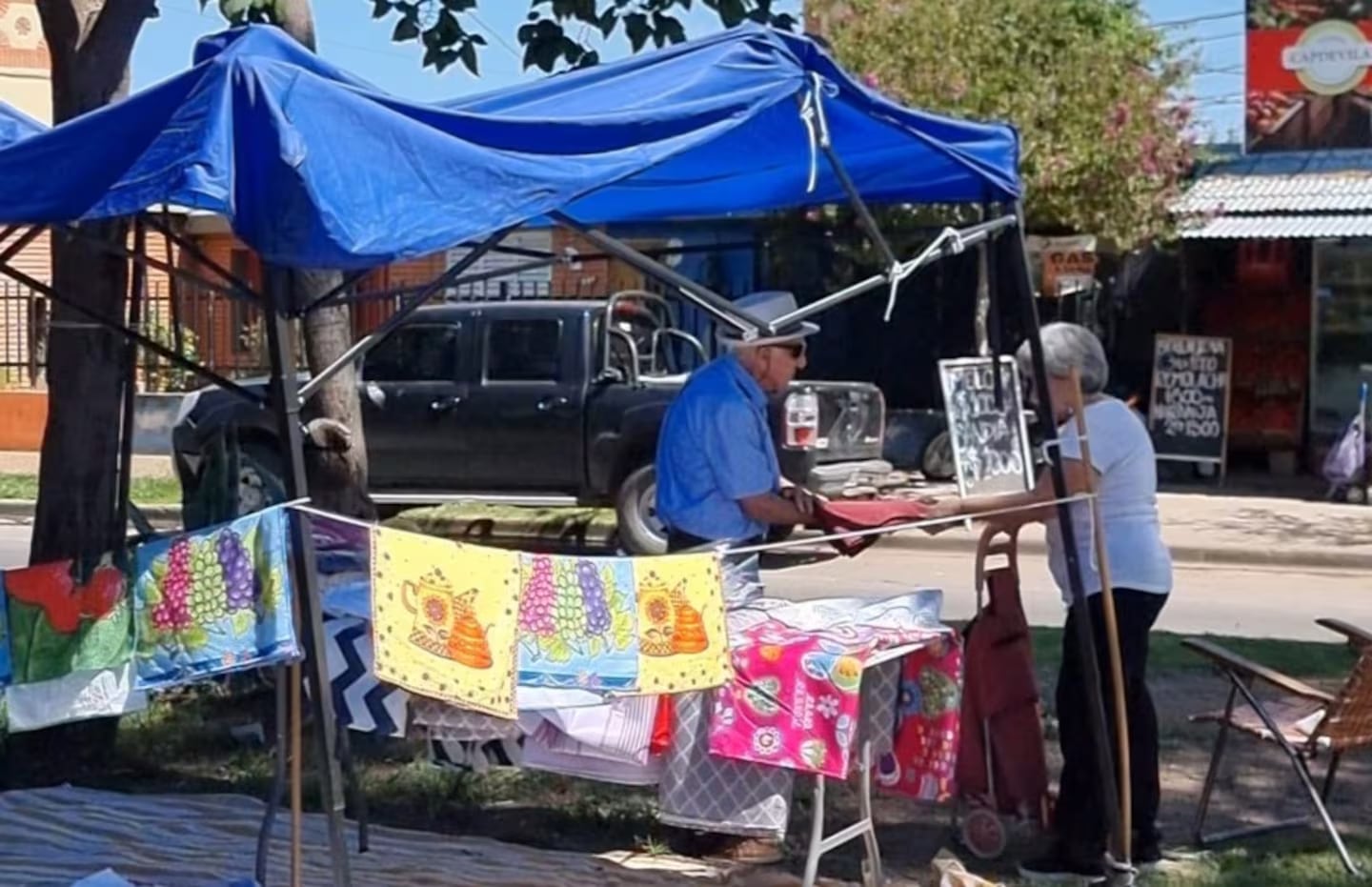 Daniel Frontera confecciona ropa blanca del hogar y la vende en Córdoba. (Foto: El Doce)