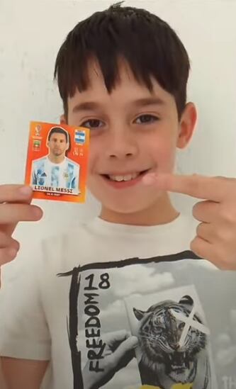 Vicente encontró la figurita de Messi del último mundial.