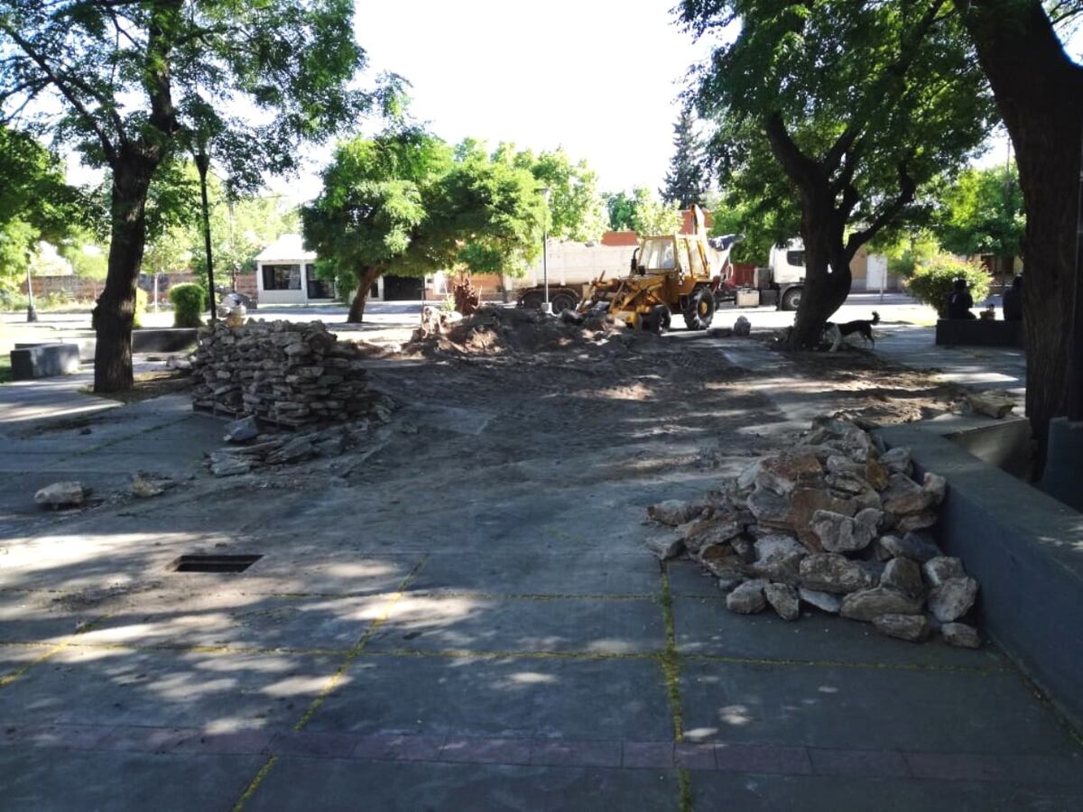 Continúan las tareas de remodelación de la tradicional plaza Independencia