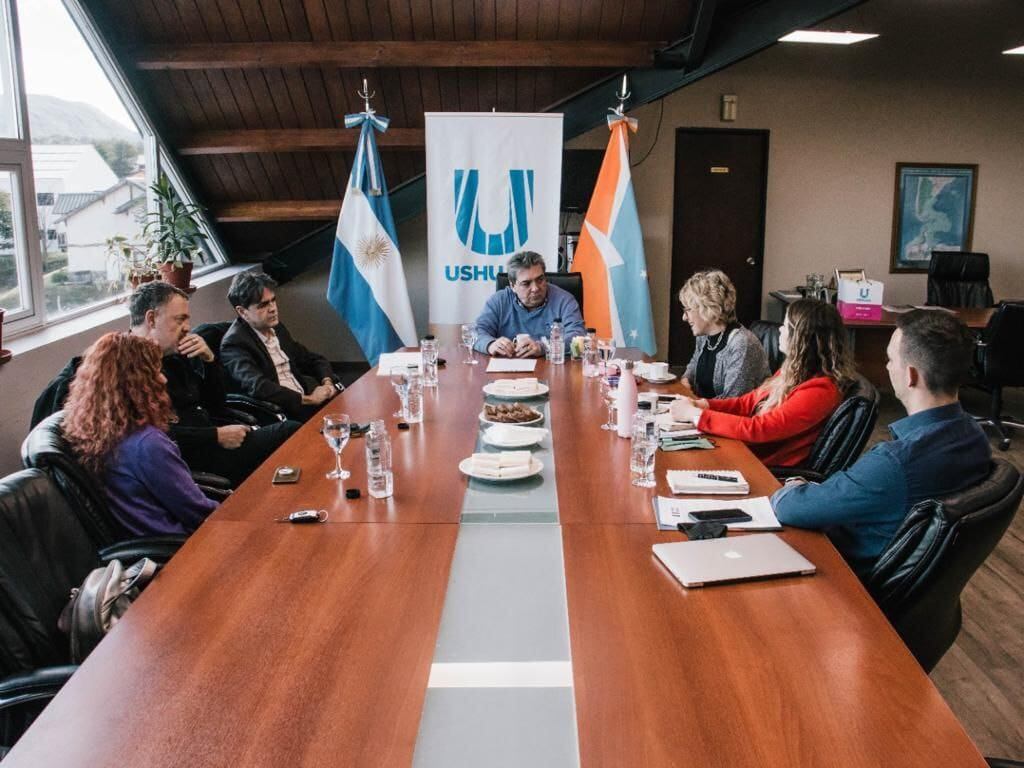 Los funcionarios mantuvieron el encuentro en la sala de reuniones de la sede municipal de Arturo Coronado.