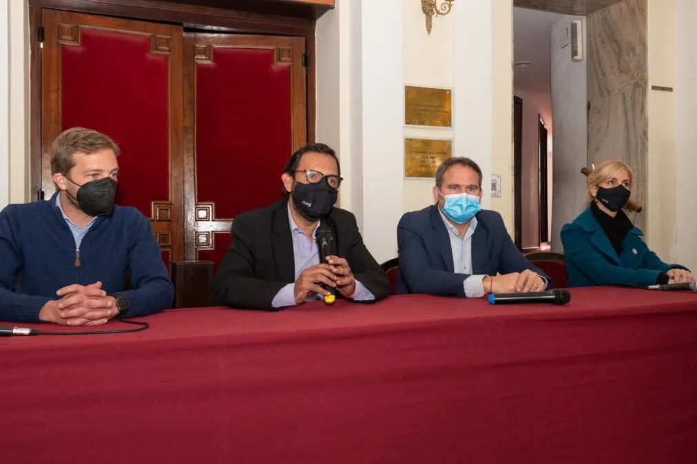 En conferencia de prensa autoridades del Ministerio de Cultura y Turismo provincial anunciaron que el show del domingo se desarrollará desde las 20:00 en un escenario ubicado en la esquina de Alvear y Lamadrid, donde se encuentra el teatro.