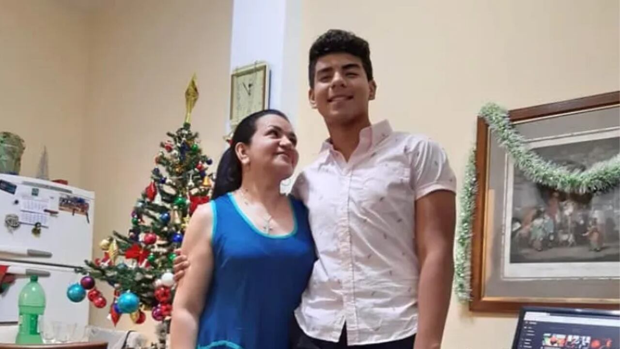 Fernando Báez Sosa junto a su madre, Graciela Sosa. Foto: Familia Báez Sosa