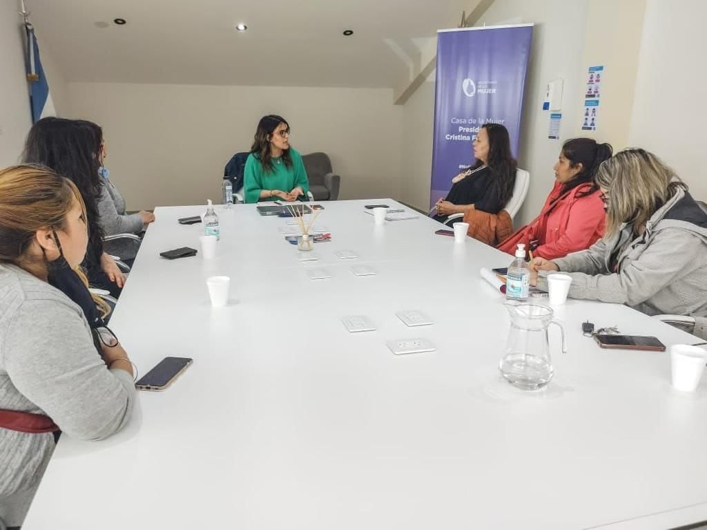 Vecinas del comedor ubicado en Rio Pipo se reunieron con la Secretaria de la Mujer.