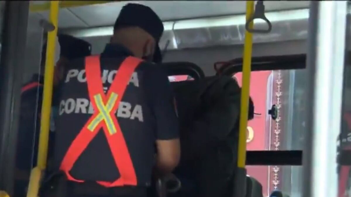 Córdoba: dos detenidos por tocar sus partes íntimas frente a pasajeras en un colectivo