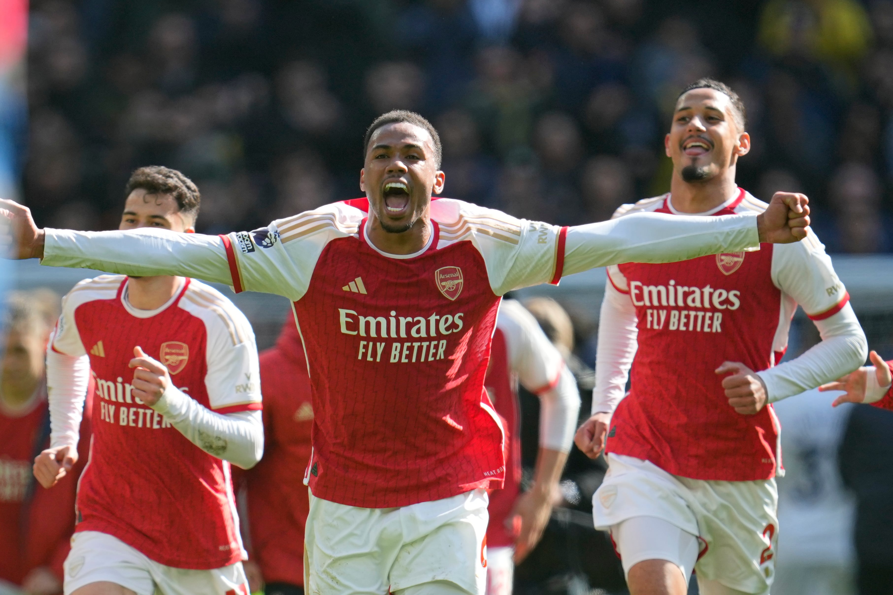 Gabriel, del Arsenal, anotó el gol de la victoria contra el Tottenham de Cuti Romero. (AP Foto/Kin Cheung)