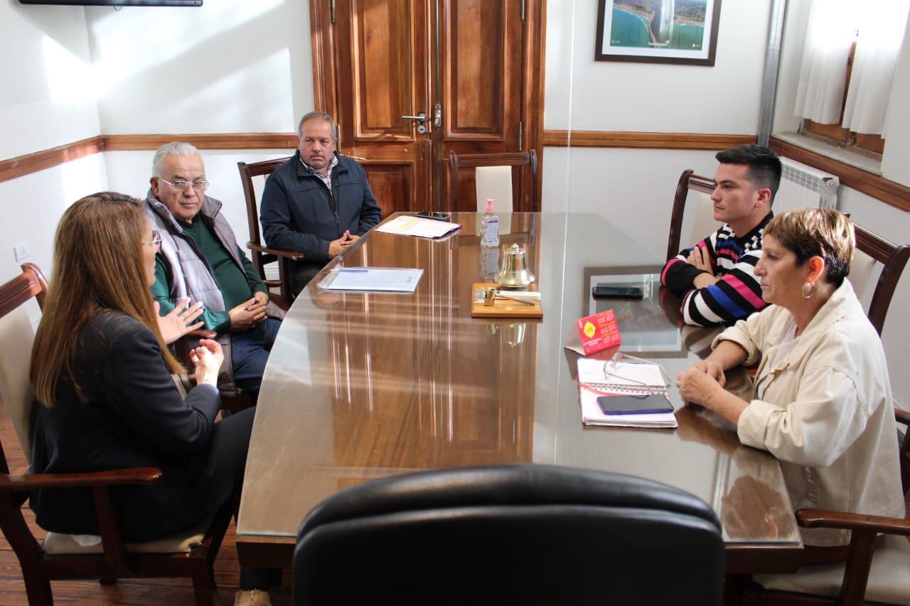 Claudia Cittadino, se reunió con integrantes de la Sociedad Española de Socorros Mutuos de Orense.