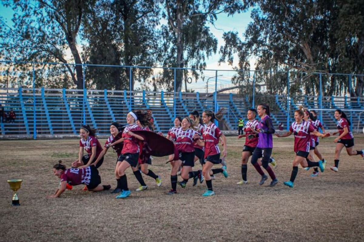 Insólito: nunca ganó un partido en tiempo reglamentario y se coronó en la Liga Mendocina de fútbol femenino