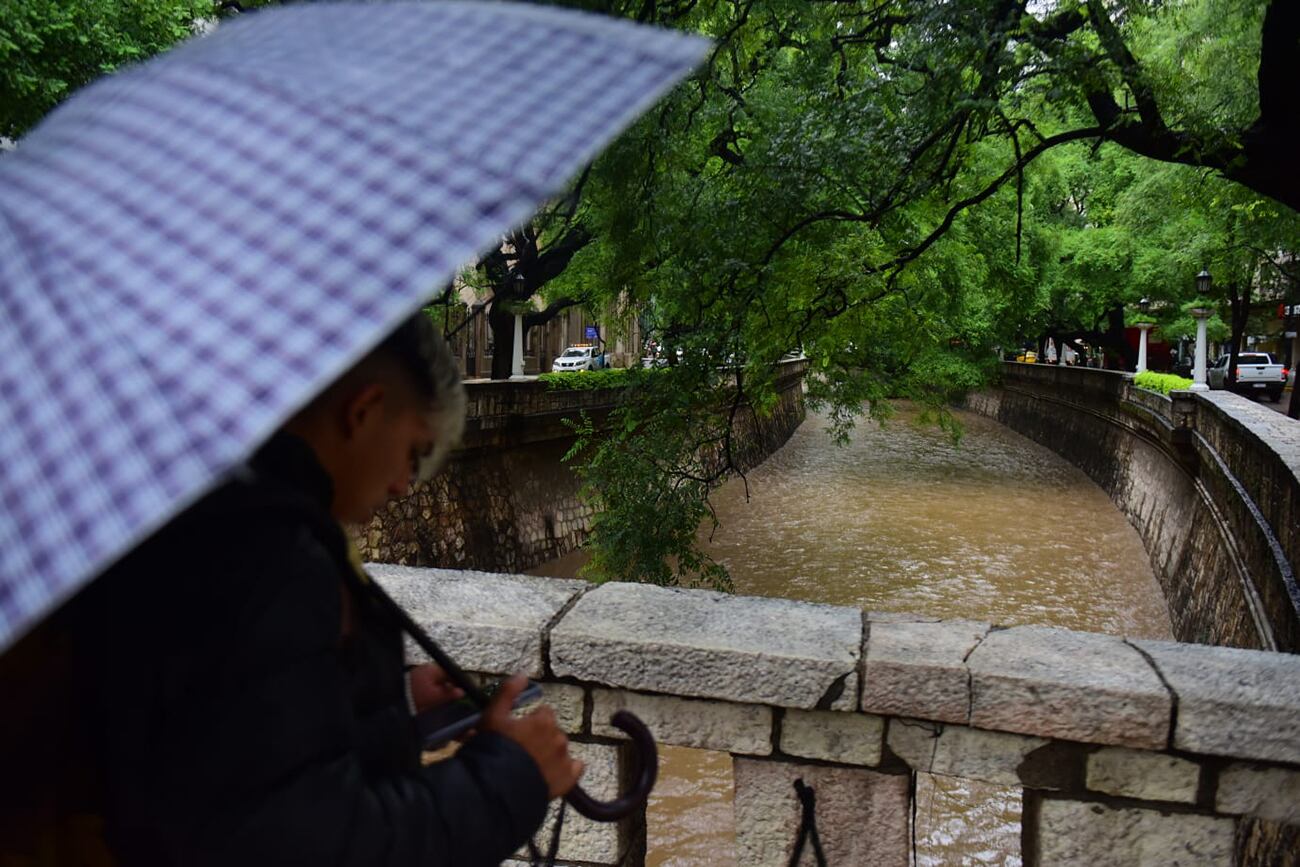 Lluvia en Córdoba. La Cañada con gran caudal por la cantidad de lluvias de las últimas horas. (José Gabriel Hernández / La Voz)