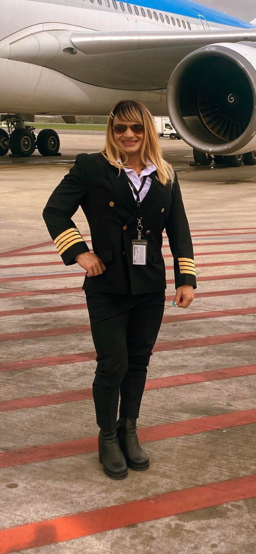 Traniela posando frente al avión de Aerolíneas Argentinas que comandó. Foto: Traniela Carle Campolieto