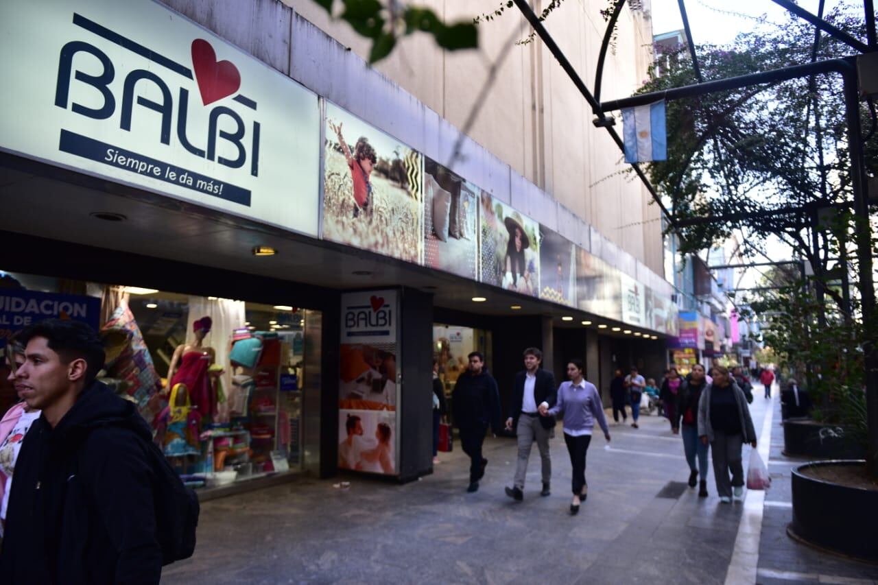 Comerciantes del centro de Córdoba cierran sus puertas ante una ola de rumores sobre saqueos. (José Gabriel Hernández / La Voz)