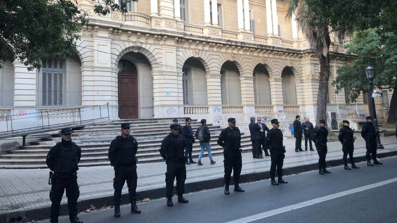 La Policía Federal y la de Santa Fe montaron un operativo de seguridad en la Facultad de Derecho de la Universidad Nacional de Rosario (UNR).