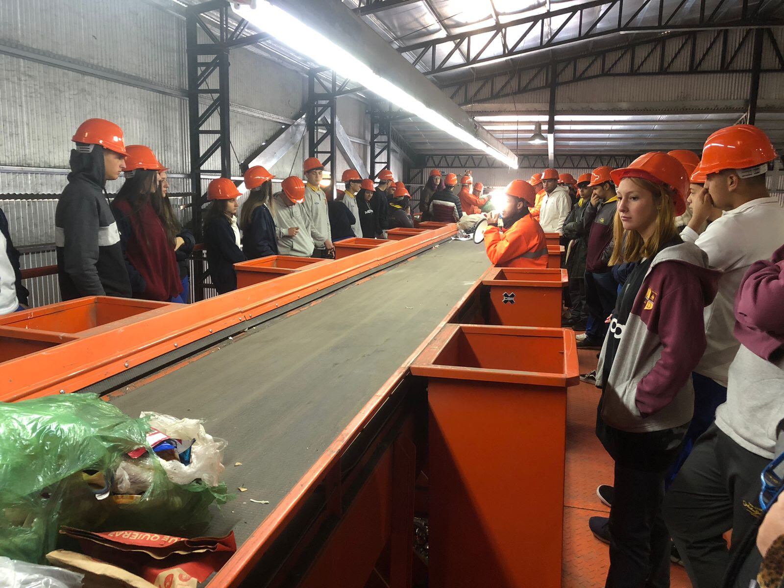 Estudiantes en el Centro Ambiental Modelo