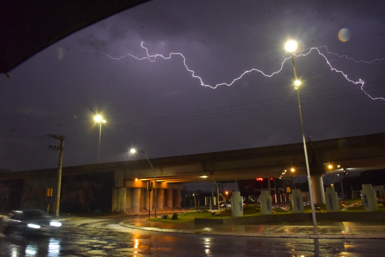 La lluvia, con intensa actividad eléctrica, trajo inconvenientes como el corte de energía eléctrica.