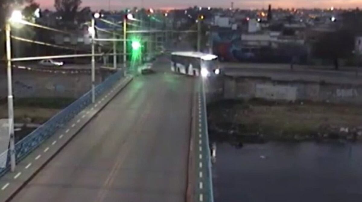 Video: así fue el impactante accidente que dejó a un colectivo en el cauce del Río Suquía
