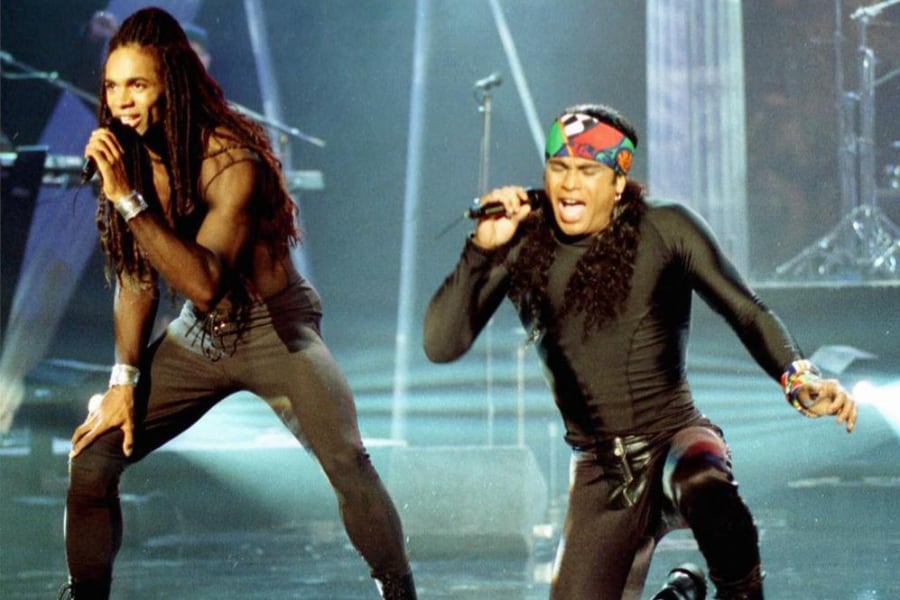 El dúo de Milli Vanilli Fabrice Morvan y Rob Pilatus haciendo playback arriba de un escenario.