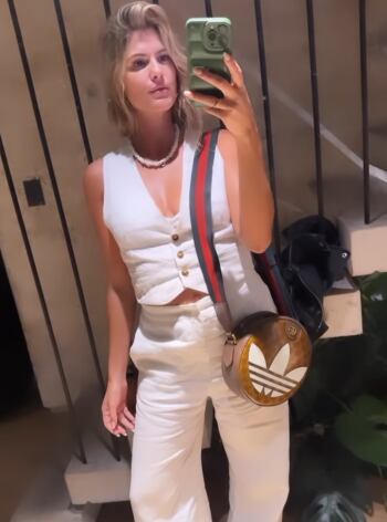 El total white de Mery del Cerro combinado con su bandolera Gucci.