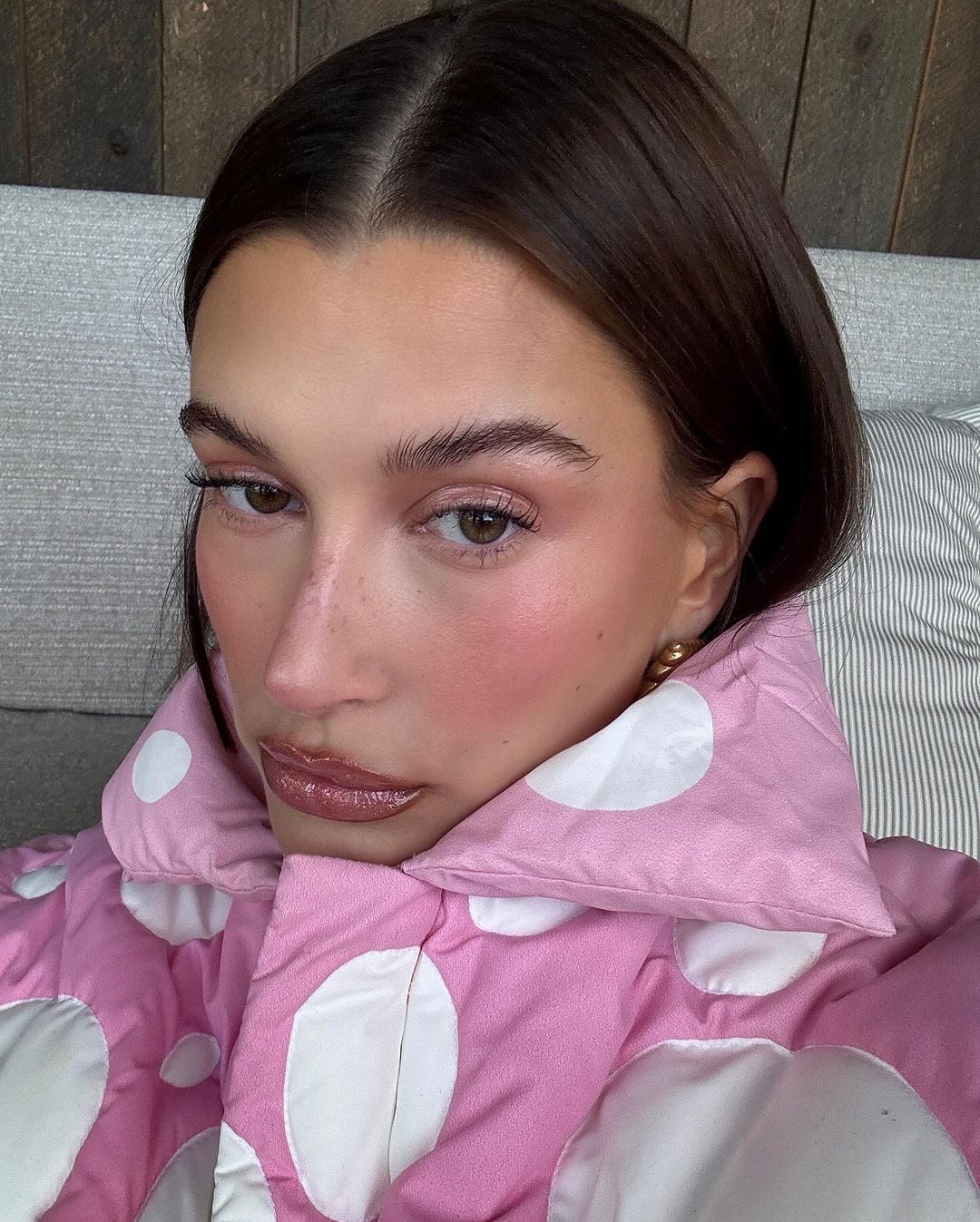 Hailey Bieber con una campera rosa pastel