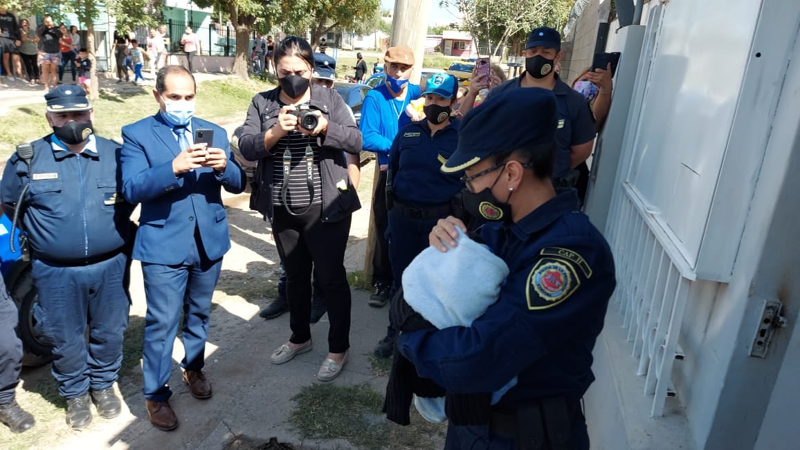 Encontraron a un bebé recién nacido en barrio Villa Martínez (Sebastián Díaz)