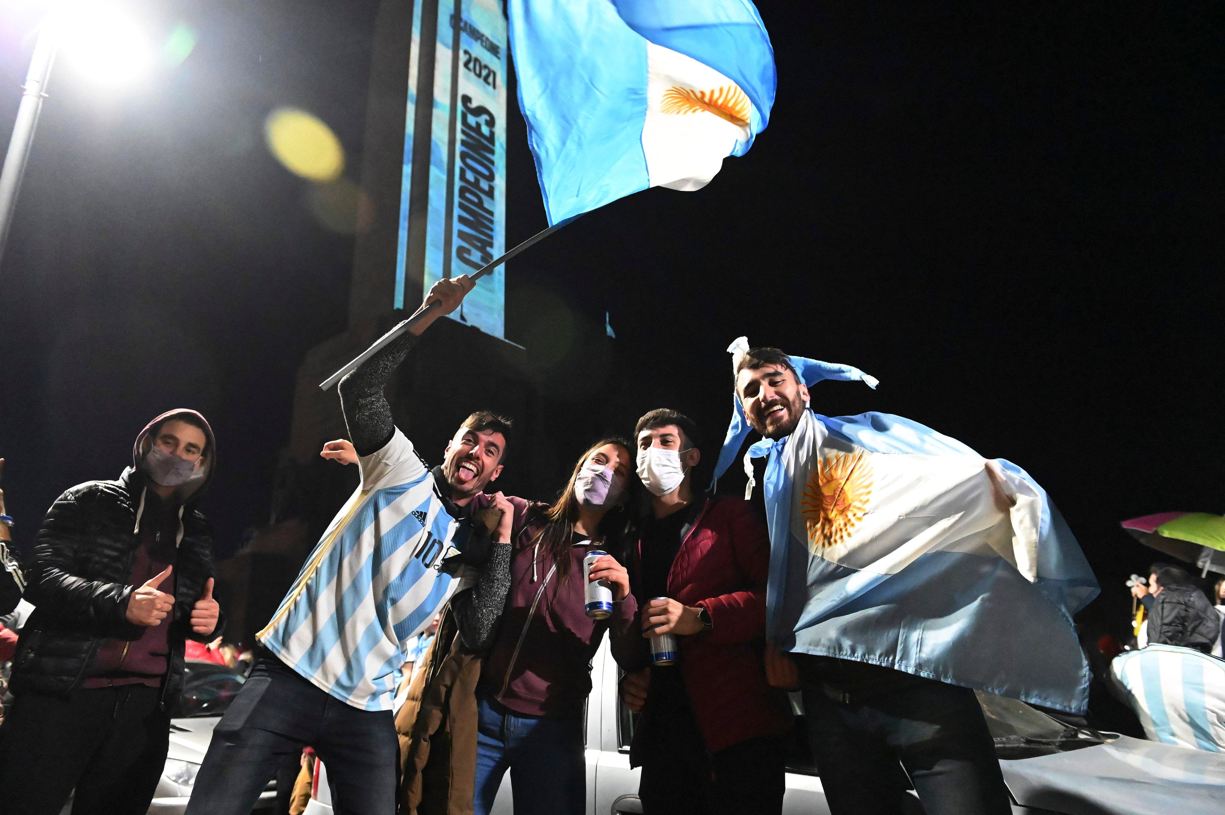 En los festejos no faltó la cerveza ni la camiseta de la selección nacional.