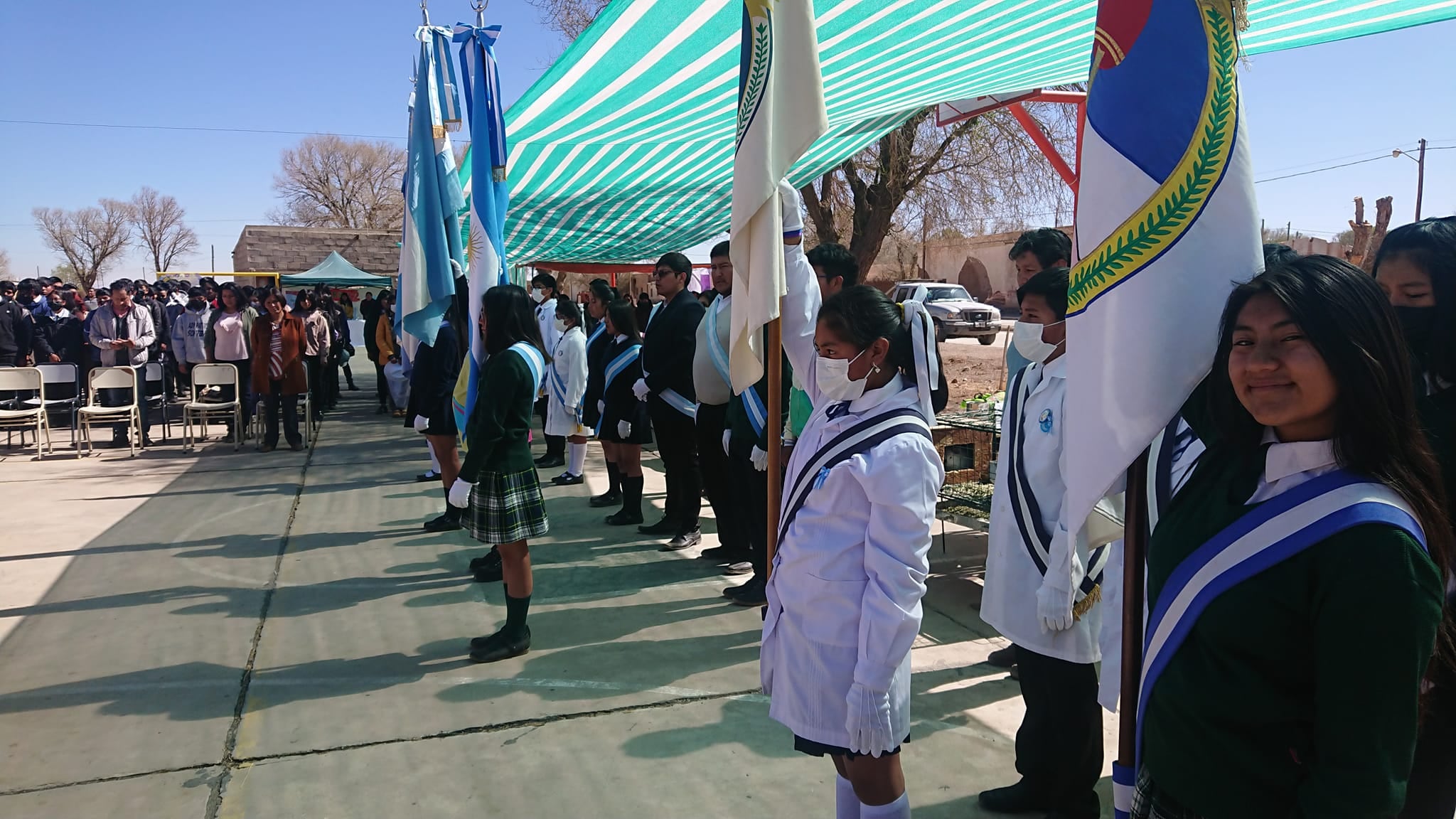 Autoridades, directivos, docentes, abanderados y escoltas, familiares y vecinos, en el acto de apertura de la décima Muestra Pedagógica Agropecuaria de la Escuela Provincial Agrotécnica n° 8 de Abra Pampa.