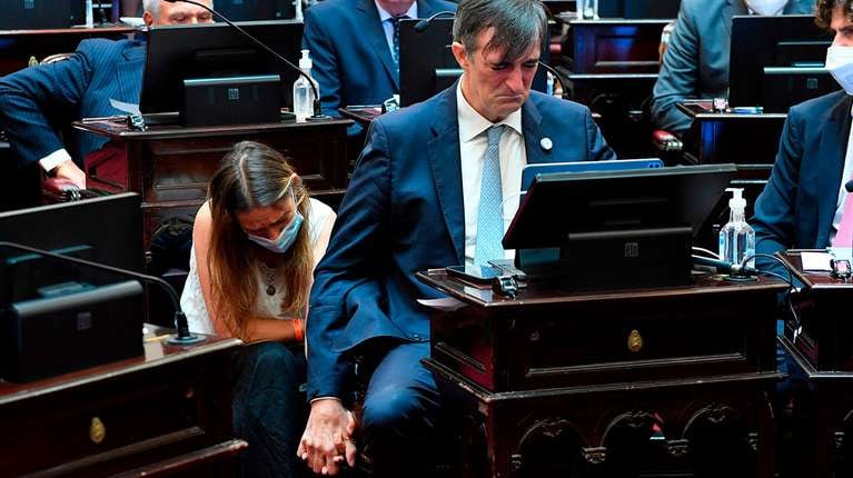 El exlegislador junto a su esposa, María Eugenia Sequeiros, tras anunciar su renuncia a su banca en el Senado. 