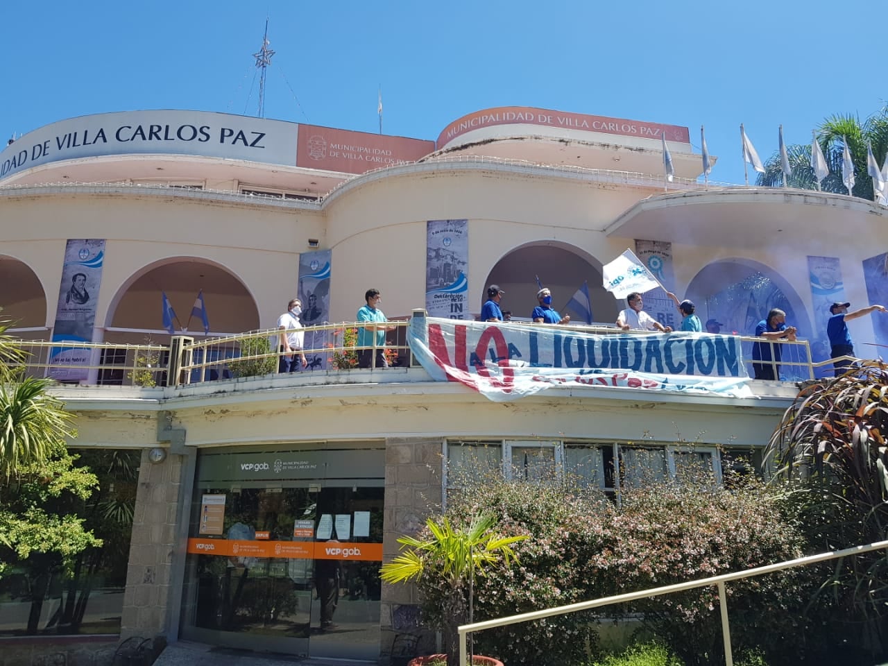 Manifestantes en las puertas de ingreso a la Municipalidad.