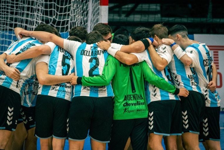 Festejo argentino por clasificar a la semifinal y buscar una de las plazas para el Mundial Juvenil.