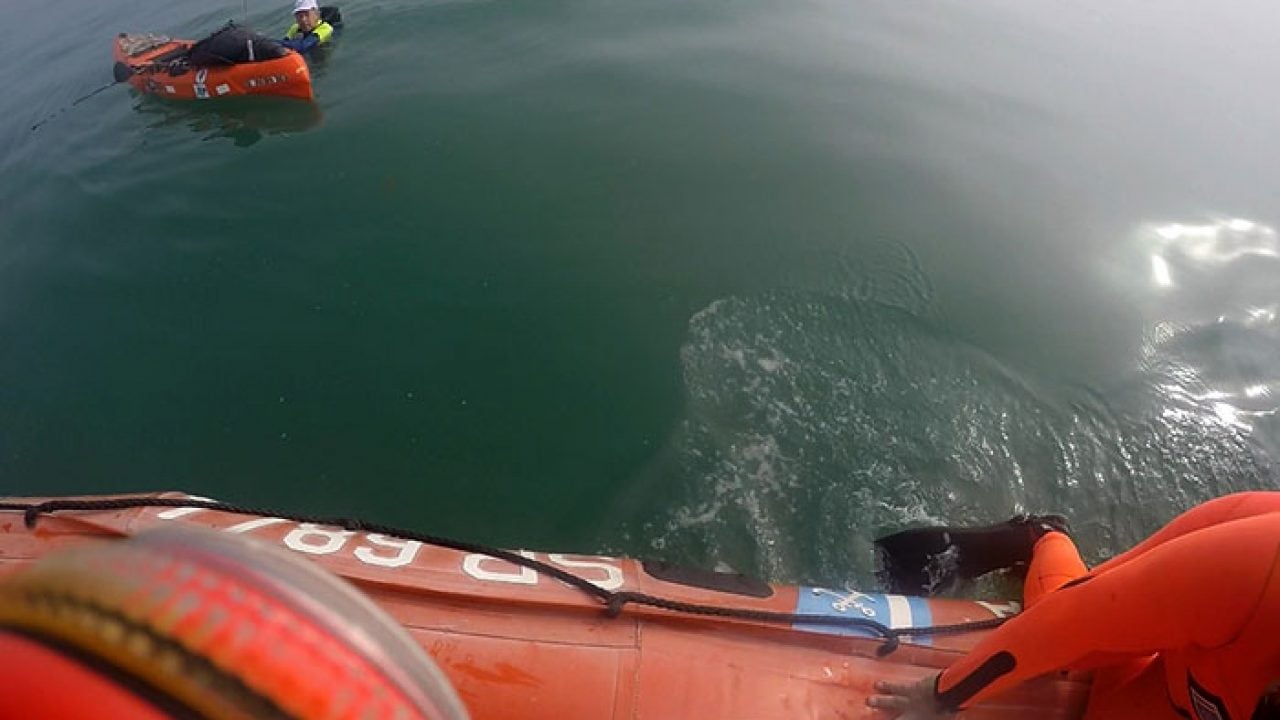 Dos kayakistas fueron rescatados rápidamente, mientras se buscaba el tercero.