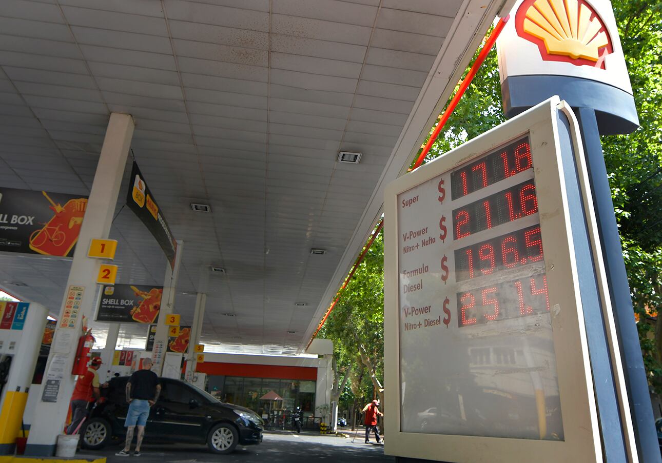 La petrolera Raízen Argentina, licenciataria de la marca Shell, aplicó el aumento del 4% en los combustibles desde este miércoles. 
