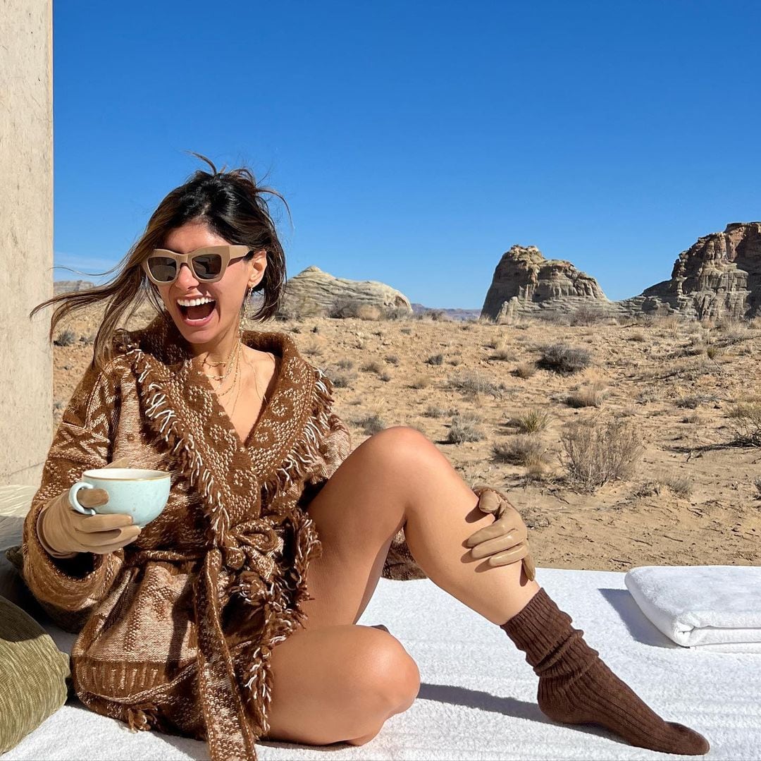 Mia Khalifa beboteó a la cámara en el desierto y conquistó Instagram