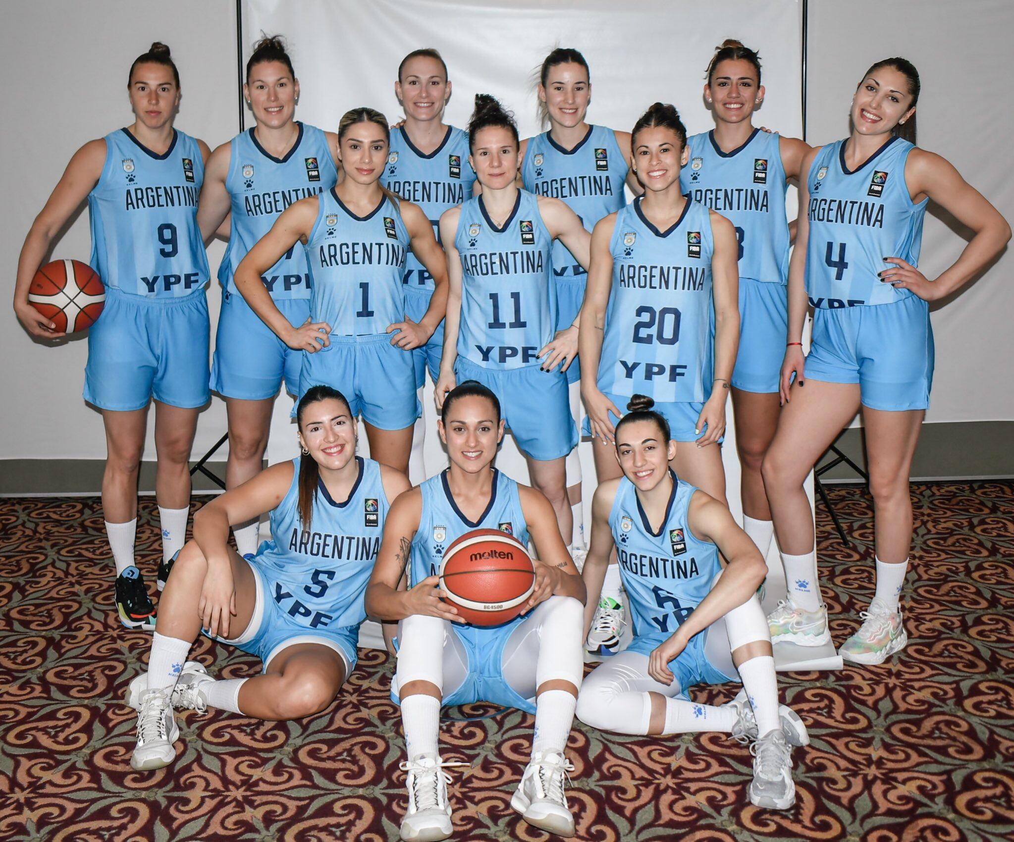 Las Gigantes, con la mendocina Andrea Boquete (pelota en mano) ya dieron un primer paso ante Venezuela. Hoy juegan contra Ecuador.